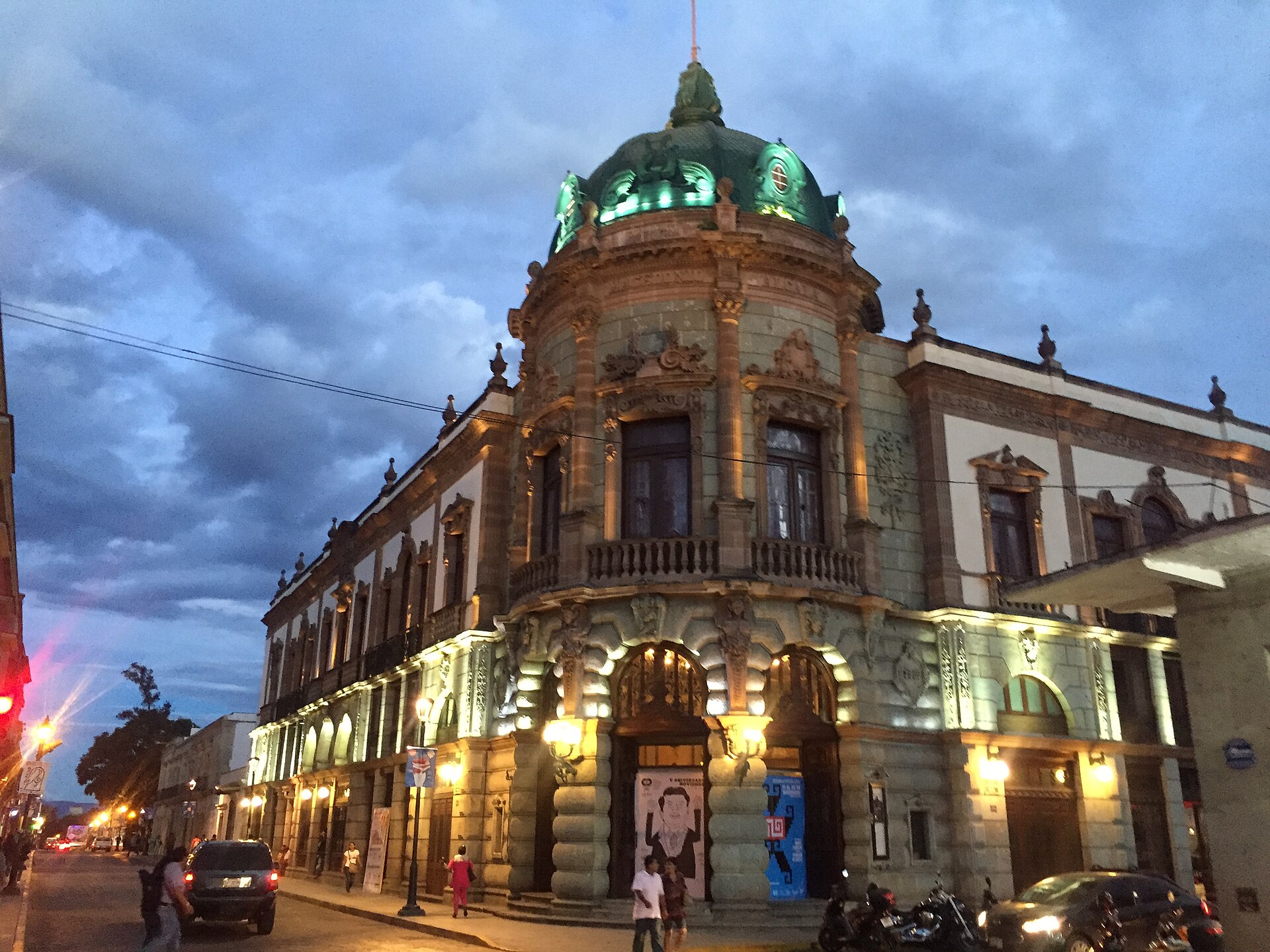 Fachada iluminada del Teatro Macedonio Alcalá en Oaxaca de Juárez